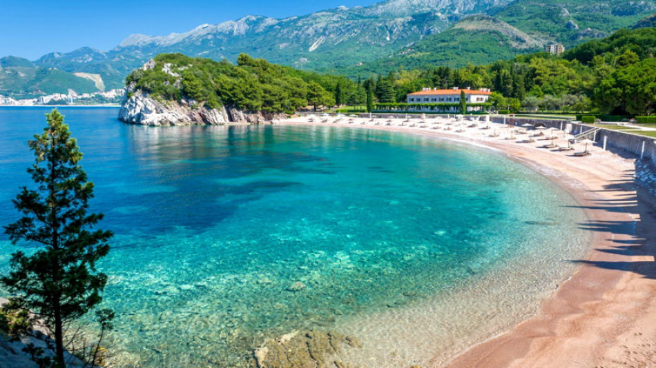 Ето как изглежда най-скъпият плаж в Черна гора: Забранено е да носите храна и напитки, трябва да платите поне 50 евро