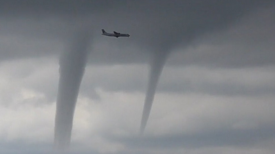 Пилот засне страшно ВИДЕО как торнадо се врязва в самолета, който управлява