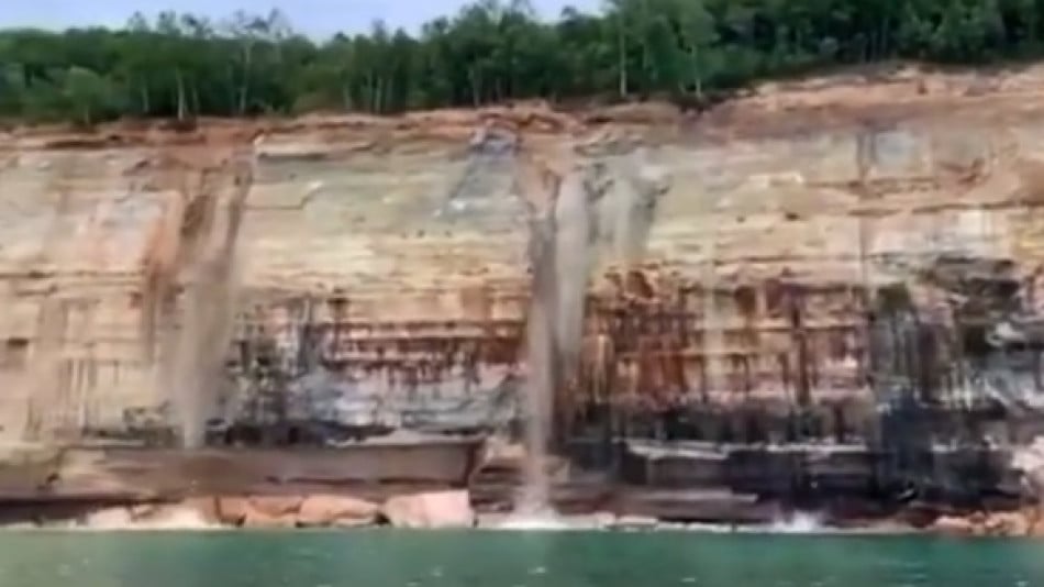 Турист чу пукане, докато пътува с лодка и засне ВИДЕО от което ще настръхнете