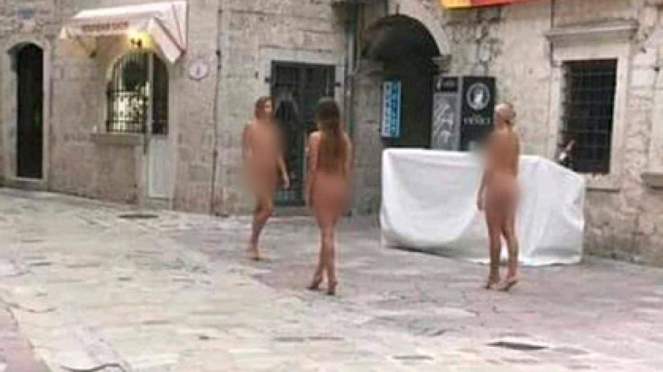Туристки се снимаха чисто голи в популярен европейски курорт и бяха глобени СНИМКИ 18+