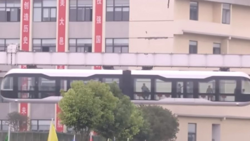 В Китай вече можете да се возите на нов уникален влак! От него се вижда... ВИДЕО