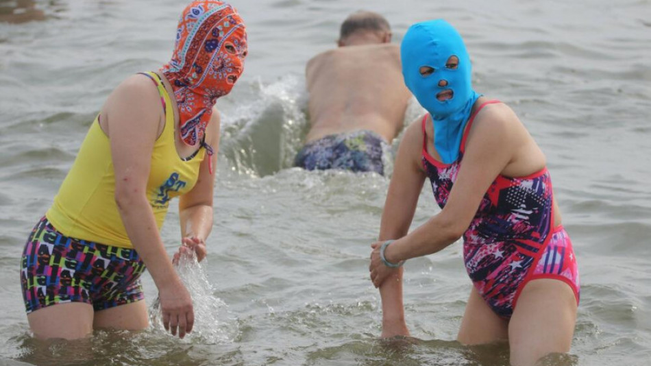 Тези плажни сцени в Китай оставиха света безмълвен: Каква е ползата от зловещите маски, които азиатките носят на главите си?