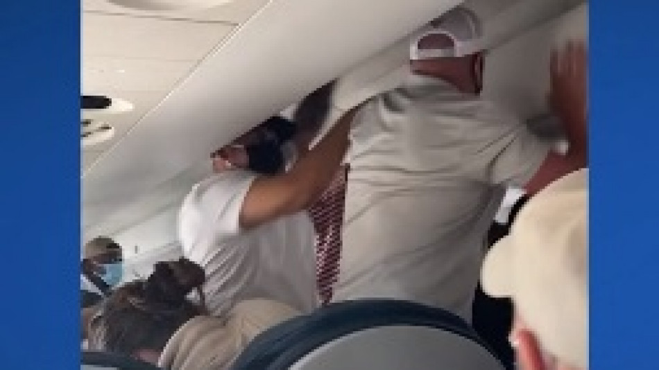 Пътници се биха в самолет заради наклонена седалка ВИДЕО