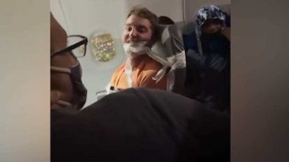 Пътник сграбчи стюардеси за гърдите и после в самолета стана страшно ВИДЕО