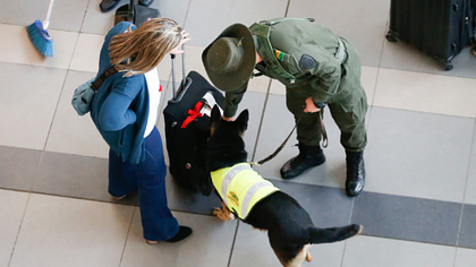 Хванаха на летище туристки, скрили сериозно количество дрога в гениталиите си