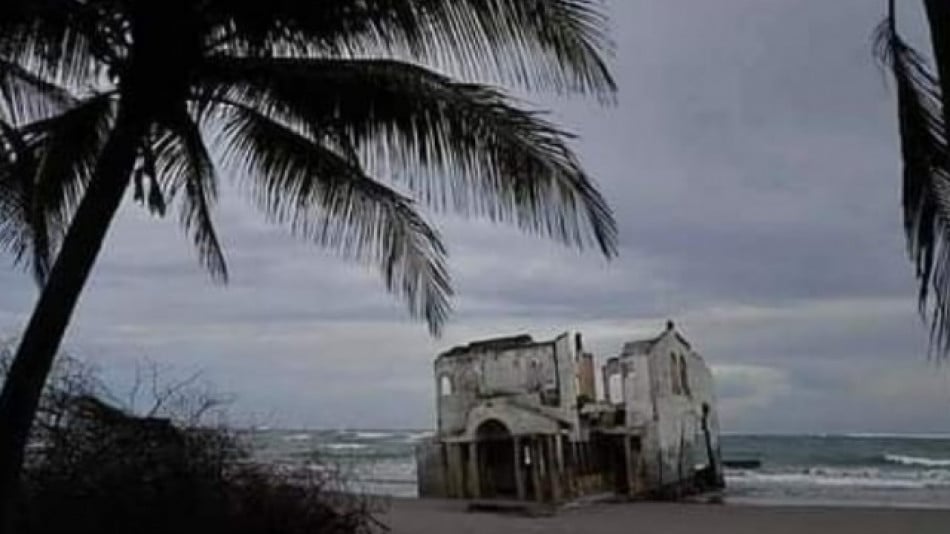 Призрачният изоставен хотел, който плаши туристите на известен тропически плаж ВИДЕО