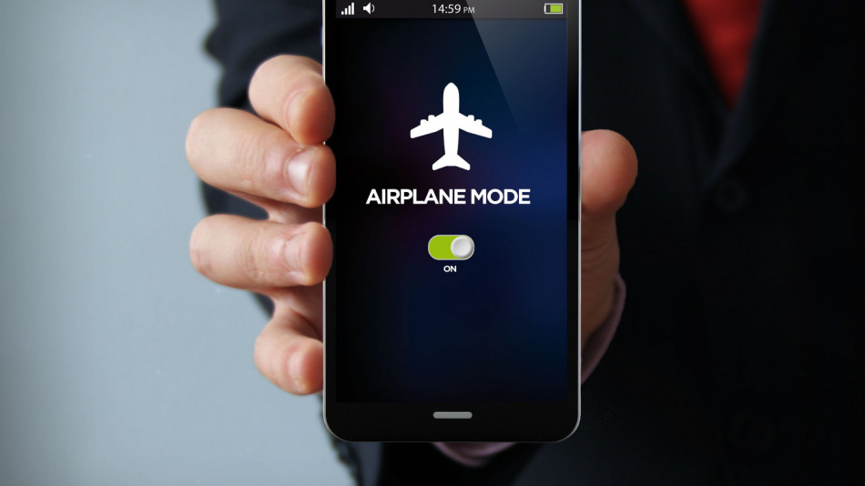 Трябва ли наистина телефоните ни да са на самолетен режим по време на полет