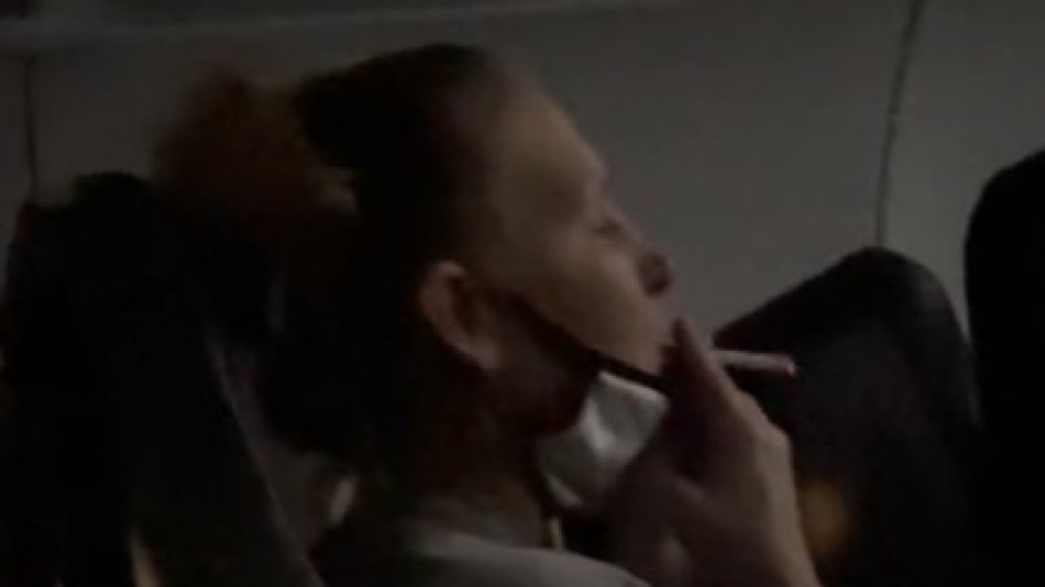 Потрес: Жена пали цигара на борда на самолет пред очите на шокирани пътници ВИДЕО