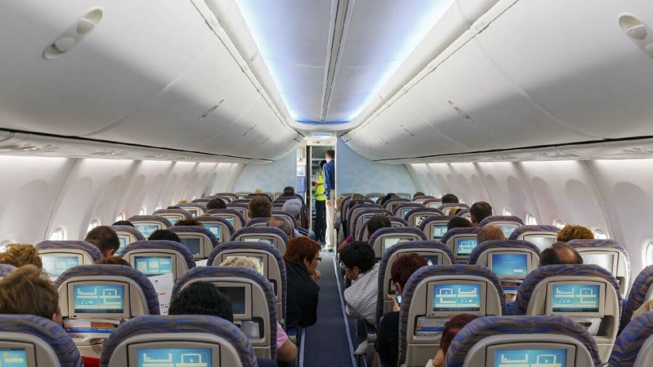 Стюардеса разкри мистерията около „копчето за тоалетна“ в самолета