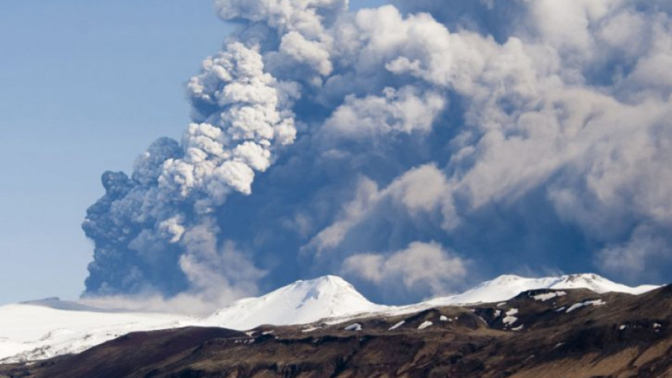 Изригването на вулкан в Исландия - невероятен спектакъл ВИДЕО