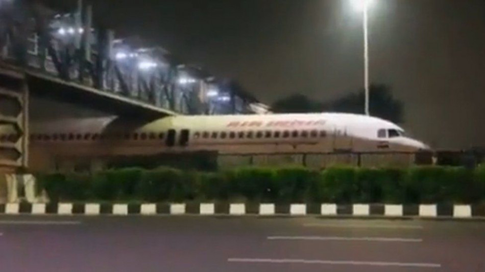 Шокираща гледка! Огромен пътнически самолет се заклещи под мост ВИДЕО