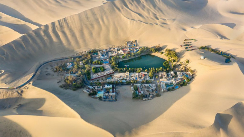 Пустинно чудо: Лечебно езеро, около което "поникна" 5-звезден курорт