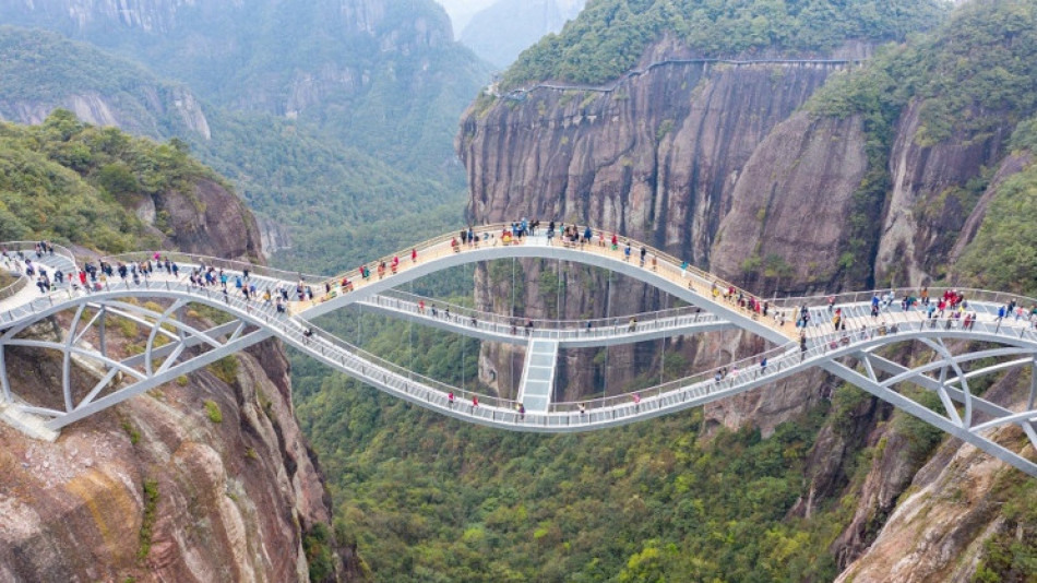 Невероятна туристическа атракция: „Нереалният“ стъклен мост в Китай все пак е истински