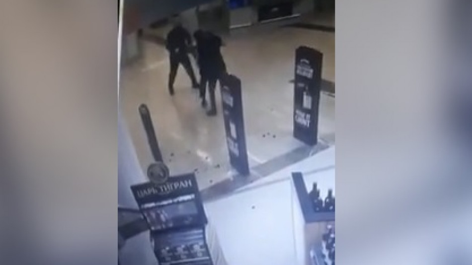 Цирк на летището в Москва: Пиян руснак нападна гард с ... рози ВИДЕО