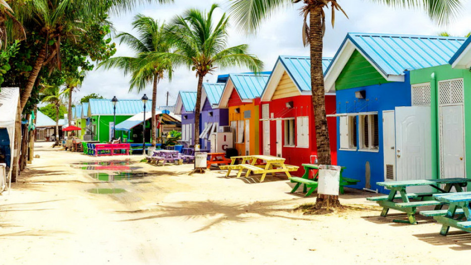 15 факта за един от най-гъсто населените острови в света, чието крайбрежие е украсено с 82 плажа