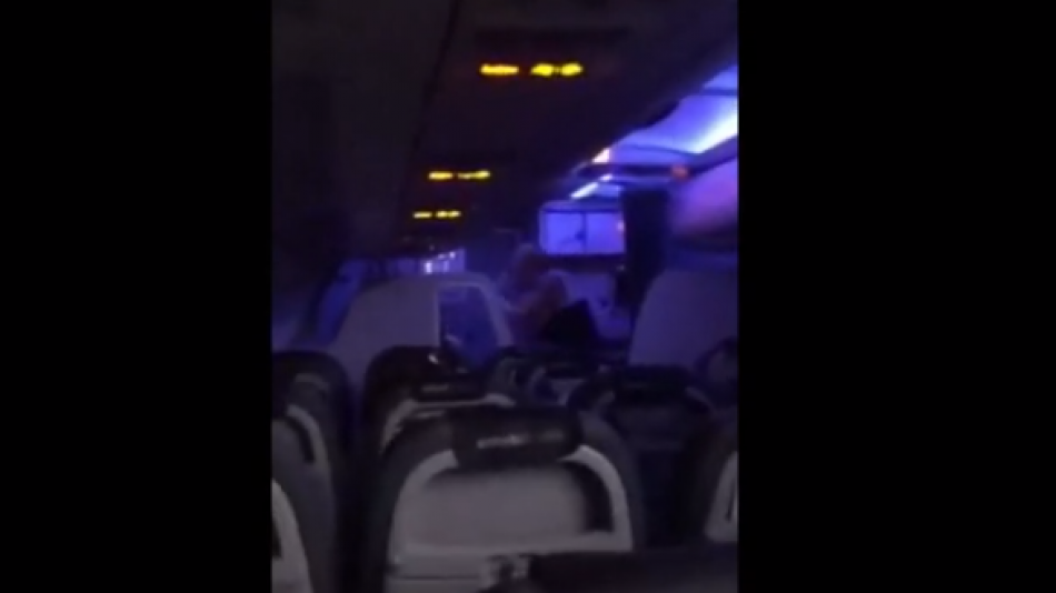 Екшън в самолета: Пиян пътник смля от бой жена си ВИДЕО 18+