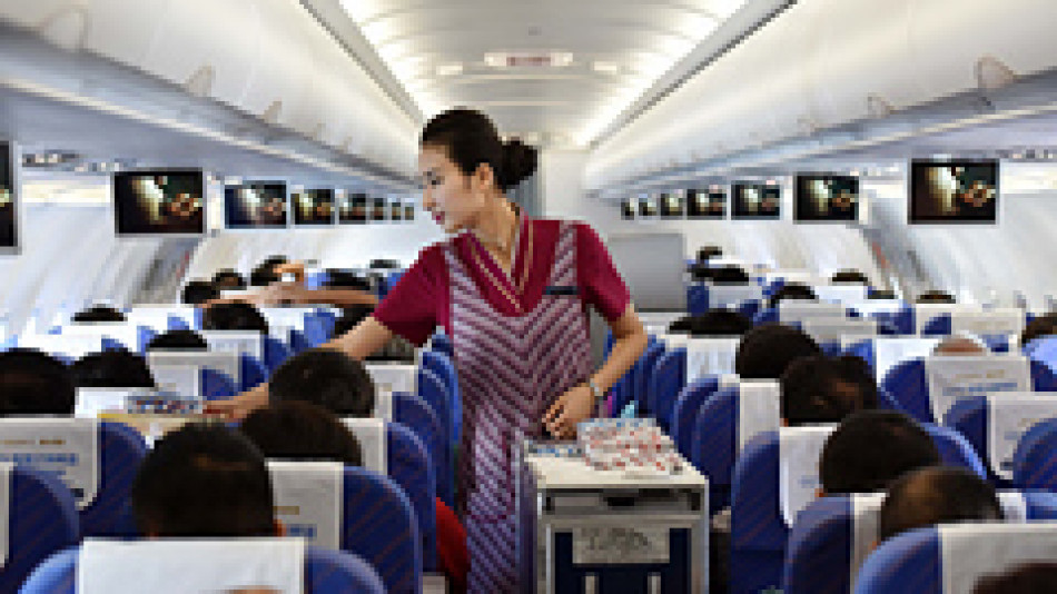 Стюардеса обясни любовта на пътниците към определени напитки по време на полет