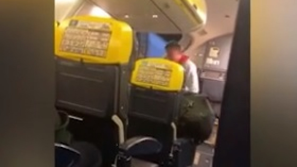 Антиваксър спретна невиждан цирк в самолет на RyanAir ВИДЕО