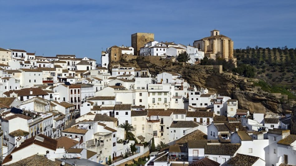 Това уникално градче е построено в скалите в Испания