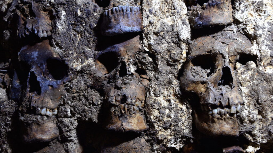 Археолози разкопаха 500-годишна ацтекска кула от човешки черепи и гледката ги шокира СНИМКИ
