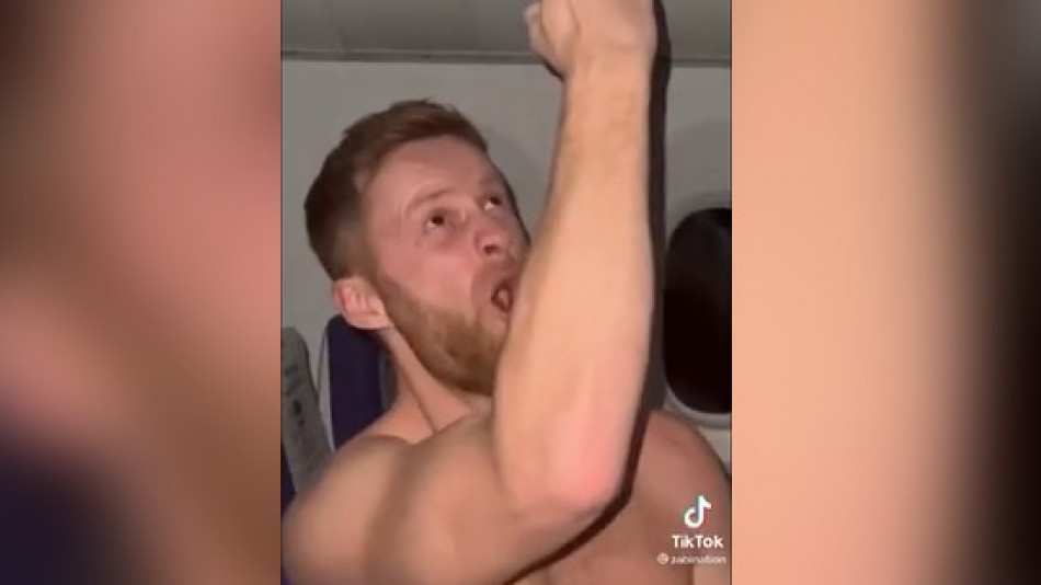 Скандално ВИДЕО: Гол до кръста турист се забавлява с вино и стюардеса на борда