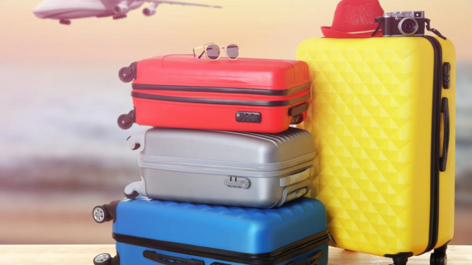 Момиче измисли нов хитър трик за пренасяне на безплатен багаж в самолета ВИДЕО