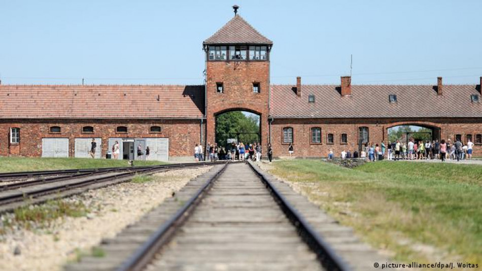 Какво се случи с туристка, която направи нацистки поздрав в Аушвиц