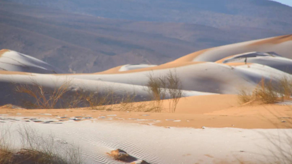 Гледка веднъж в живота – сняг върху дюните на Сахара! ВИДЕО