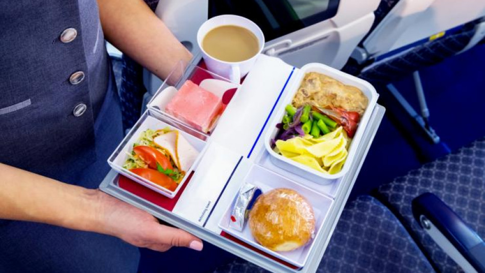 Никога не яжте тези храни преди полет!