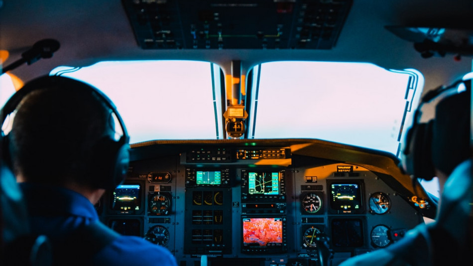 Защо на пилотите им е забранено да говорят при излитане и кацане?