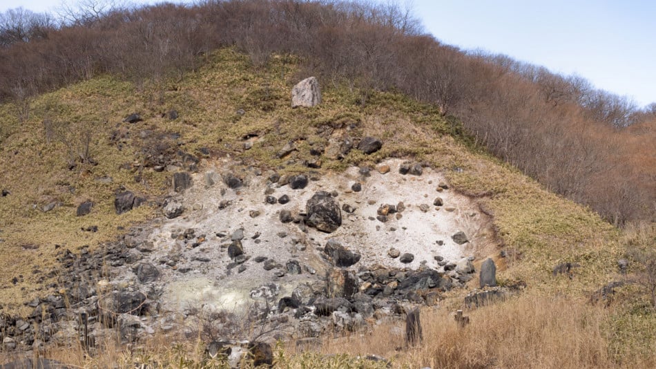 Древният „убиващ камък“ в Япония се разцепи и всички изтръпнаха