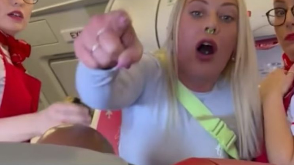 Шок на полет за Анталия! Блондинка шамаросва пътници и напира да отваря вратите във въздуха ВИДЕО