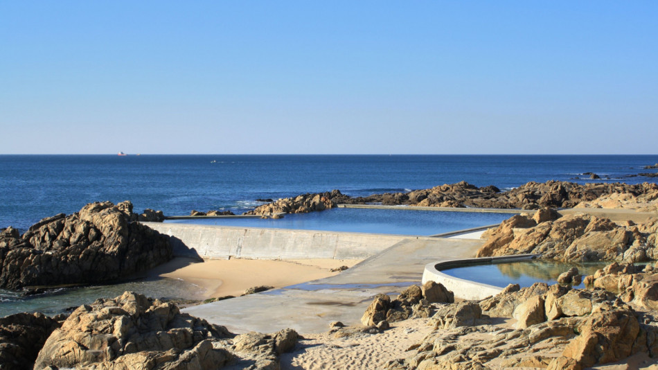 Уникалните солени басейни в Португалия, които ви сливат с океана СНИМКИ