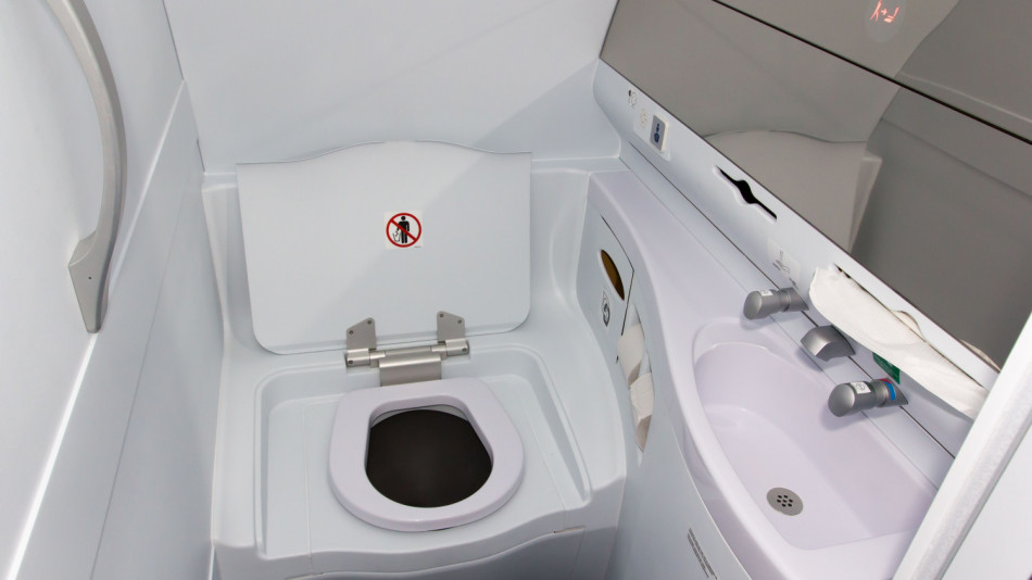 Стюардеса разкри тайна за бордовите тоалетни, от която ще настръхнете