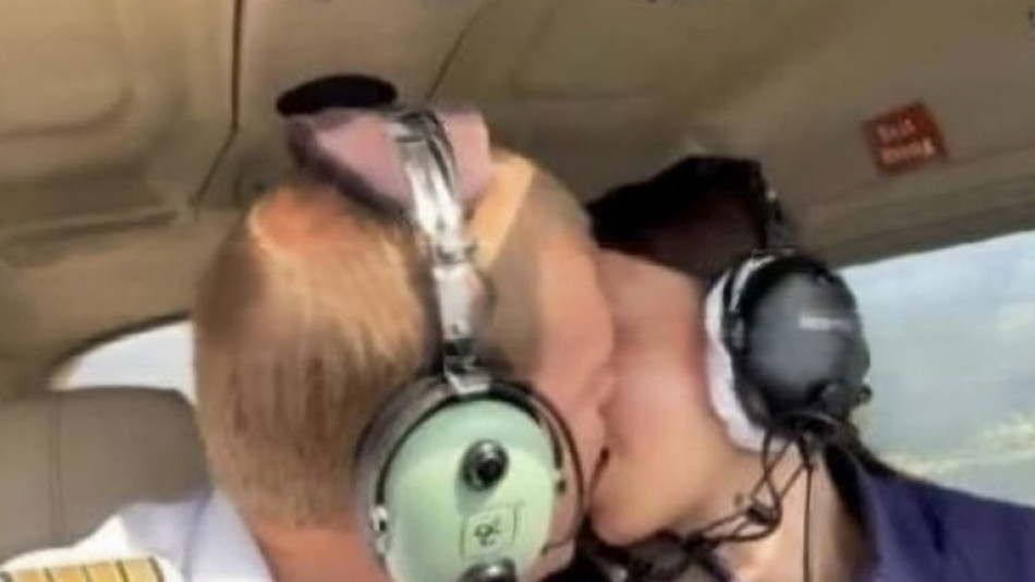 Секс запис в кабината на самолет изяде главата на пилот 18+