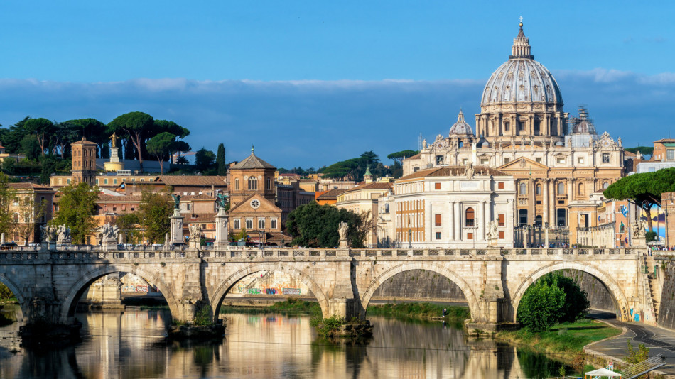 Тъпи американски туристи съсипаха знакова забележителност в Рим ВИДЕО