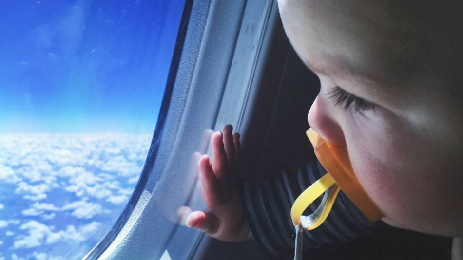 Оплакване на пътничка за пищящи деца в самолет предизвика спор в мрежата