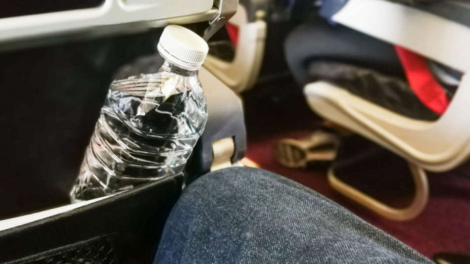 Защо течностите в самолета са забранени?