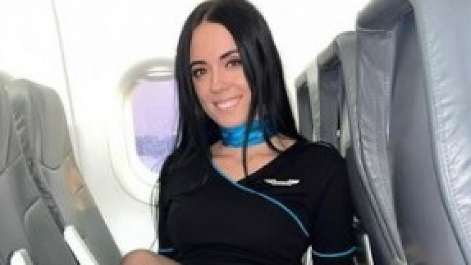 Секси СНИМКА на стюардеса с къса пола зарадва абонатите