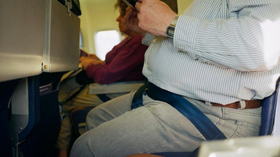 Ако седите до много дебел пътник в самолета, незабавно направете това