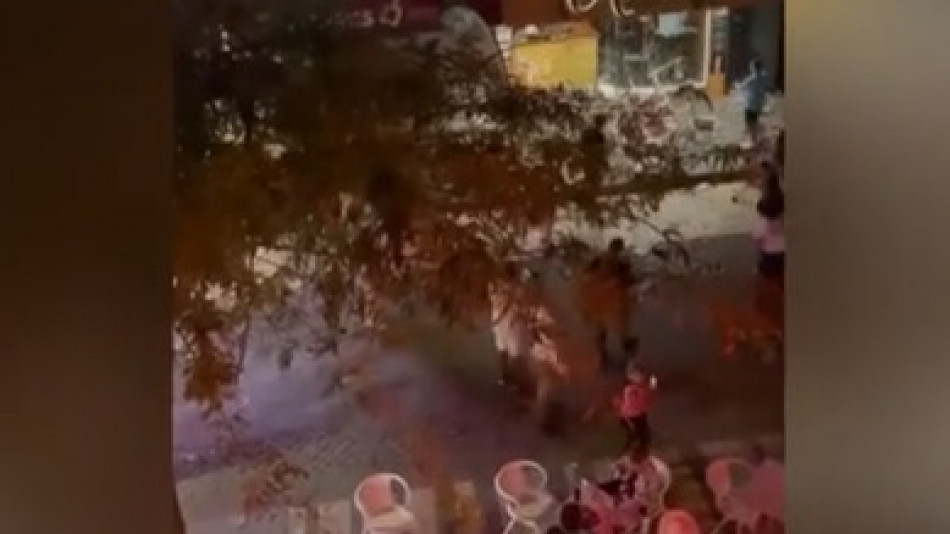 Туристи спретнаха масов бой в бар и хвърляха столове по прозорците ВИДЕО