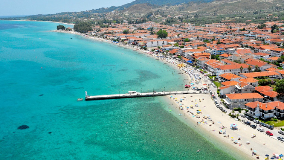 Популярен курорт в Гърция застана на пътя на "невъзпитаните" туристи: "Ще платите глоба за това..."