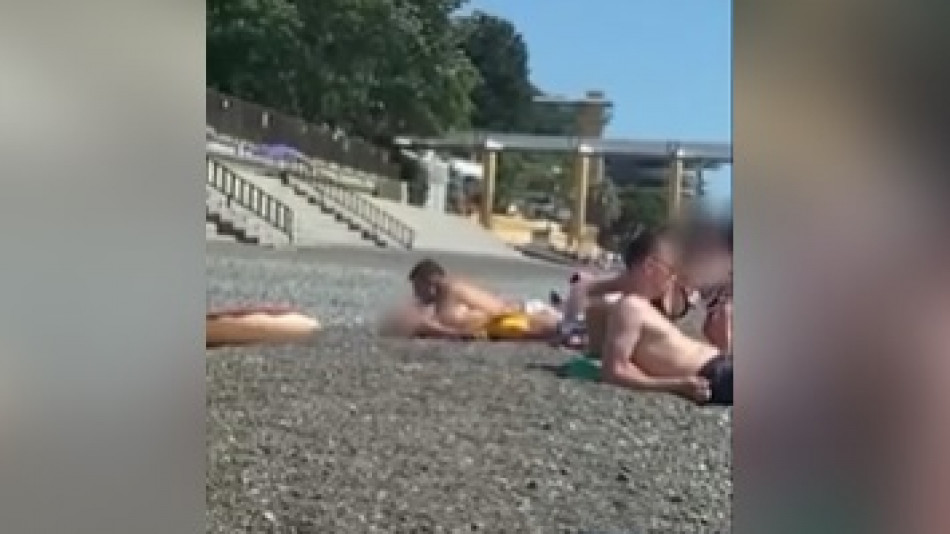 Гола туристка на плажа попадна на ВИДЕО и предизвика спор в мрежата
