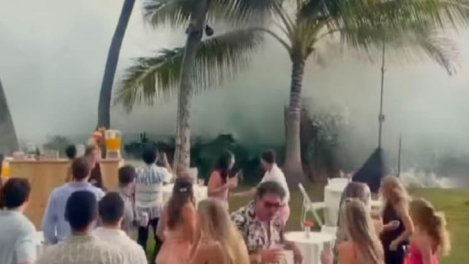 Зрелищно ВИДЕО! Гигантска вълна се разби на плаж по време на сватба