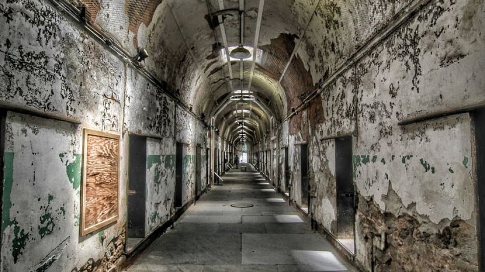Влезте в „обитавания от духове“ затвор в Америка, където са измъчвани затворници като Ал Капоне СНИМКИ