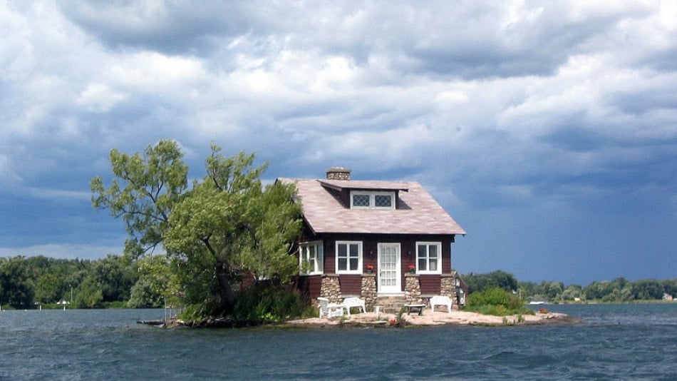 Най-малкият обитаем остров в света: Има само една къща и едно дърво на него