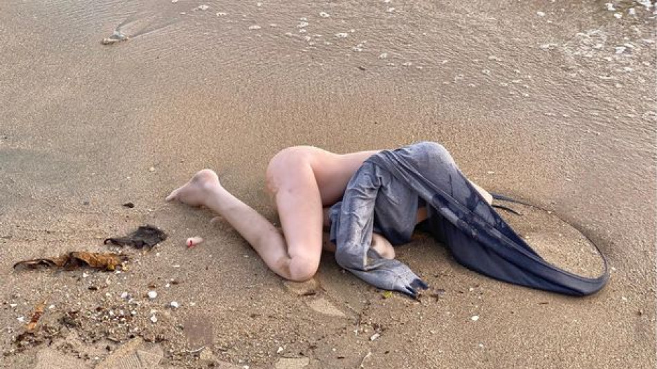 Секс играчка предизвика луда паника на плаж СНИМКИ 18+