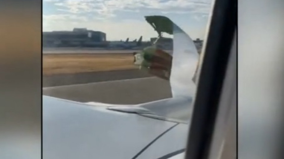 Пътници заснеха как част от двигател се откъсва по време на полет ВИДЕО