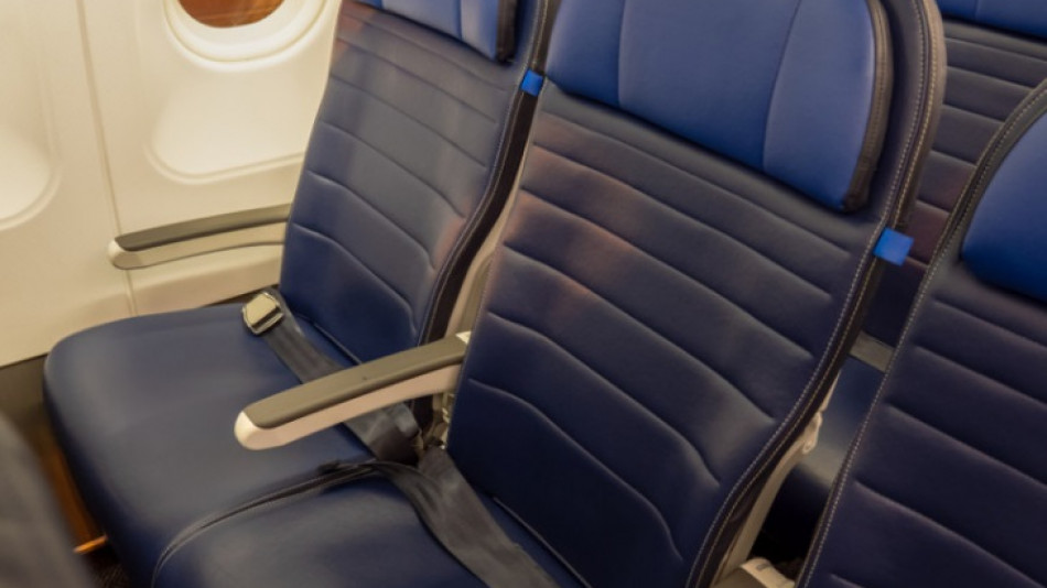 Стюардеса нарече седалките в самолета "по-мръсни от тоалетна"