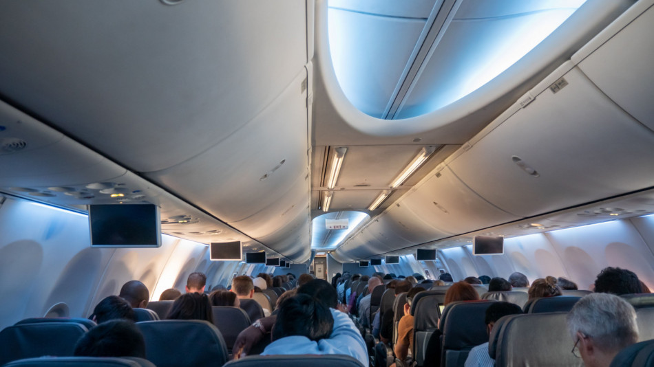 Секс терор в самолета! Пилот заплаши да свали всички заради адски гнусна постъпка ВИДЕО